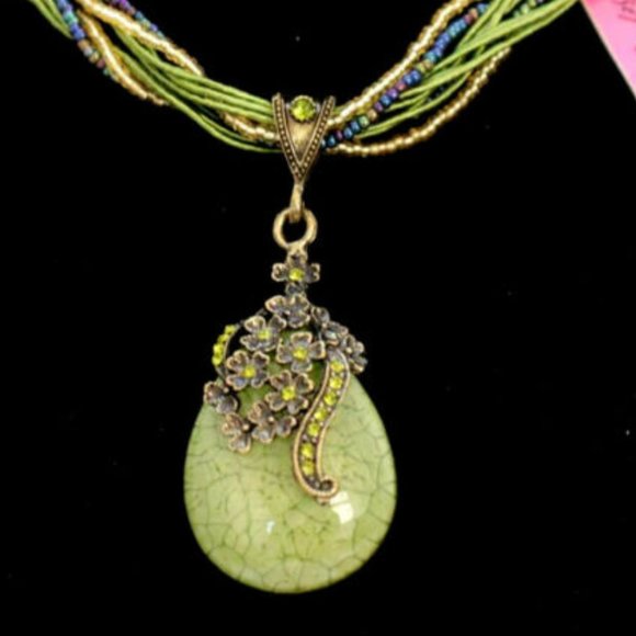 Beautiful Faux JADE & CRYSTAL PENDANT NECKLACE Multi Strand Seed Bead Chain - Picture 3 of 4